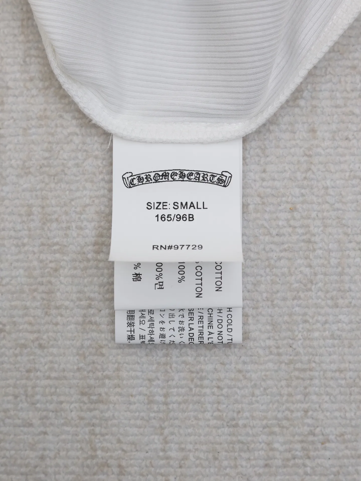 🅿️230 Come Hearts*/Cro Hearts 25 new cross Sanskrit printed knitted vest. Made of high-gramme weight imported yarn and high-elastic thread fabric. The body is designed with line splicing. The elasticity is particularly slimming and has a particularly slimming effect. Minimalist appearance. The texture is online. It is relaxed and comfortable. Wear it alone or layered to have different styles. A must-have for every hand. Size: S/M/L